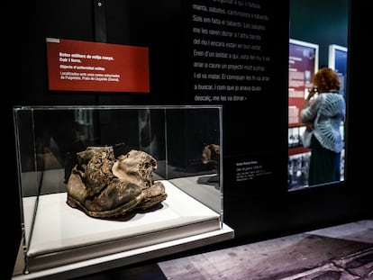 Las botas de un soldado republicano, rescatadas de una fosa común exhumada, muestra de la exposición inaugurada este en la librería Blanquerna (Madrid).