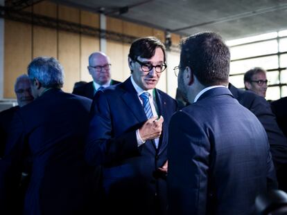 El candidato a la presidencia de la Generalitat, Salvador Illa, conversa con el presidente en funciones, Pere Aragonès, en la reunión anual del Círculo de Economía, en Barcelona.