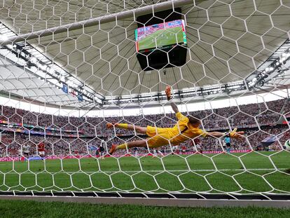 El balón entra en la portería de Pickford tras un gran tiro de Hjulmand este jueves durante el partido entre Dinamarca e Inglaterra en Frankfurt.