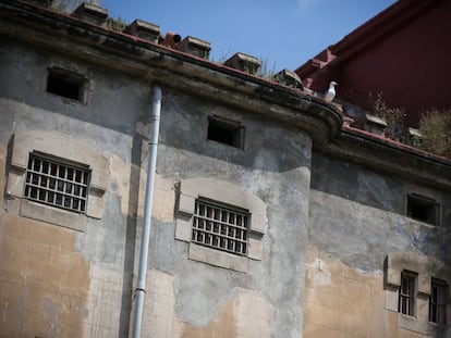 Una gaviota descansa en el tejado del antiguo El Centro Penitenciario de Hombres de Barcelona, conocido como la Modelo, en desuso desde 2017.