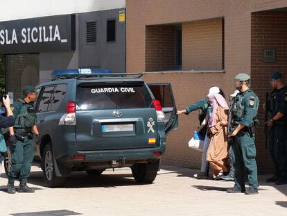 La Guardia Civil traslada a Verónica Antonieta R. tras su detención en su casa de Vitoria, el pasado 26 de septiembre.