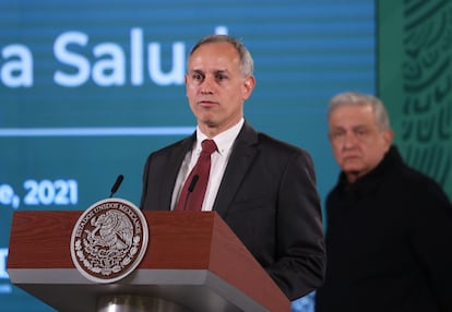 El presidente Andrés Manuel López Obrador y Hugo López-Gatell Ramírez, subsecretario de Prevención y Promoción de la Salud durante una conferencia de prensa en Palacio Nacional.