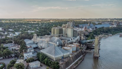 Los granos se mezclan, se cargan en buques portacontenedores y se envían. Hacia dónde, reconoce Capitanich, nadie puede saberlo. Si bien, gran parte de la producción acaba en Europa para la alimentación de animales, y Alemania es el mayor productor cárnico de la UE.  