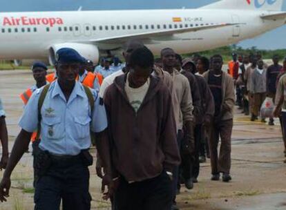 Senegaleses repatriados desde España, a su llegada al aeropuerto de Saint Louis.