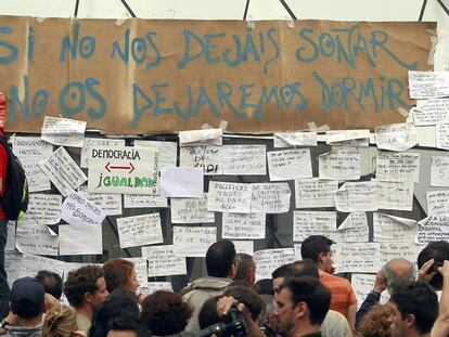 Carteles de protesta en la acampada de la Puerta del Sol de Madrid por el 15-M, en 2011.