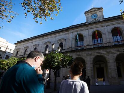 Vecinos de Sevilla, frente al Ayuntamiento de la capital andaluza.