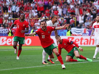 Bernardo Silva celebra su gol, el primero de Portugal a Turquía.