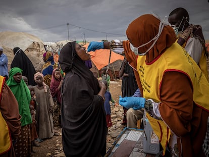 Vacunación oral contra la covid-19, en Baidoa (Somalia) en septiembre de 2022.