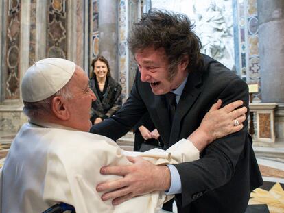 Abrazo entre el papa Francisco y el presidente argentino, Javier Milei.