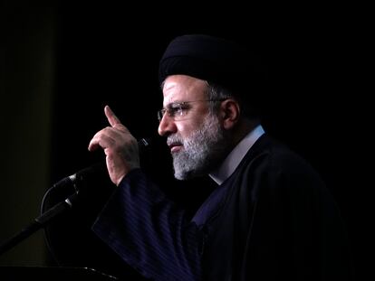 El presidente iraní, Ebrahim Raisi, habla durante una conmemoración por el fallecido general de la Guardia Revolucionaria Qassem Soleimani, que murió en un ataque de un avión no tripulado estadounidense en 2020 en Irak, en la gran mezquita Imam Jomeini, el 3 de enero de 2024, en Teherán, Irán.