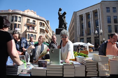 La diada de Sant Jordi sota el sol a Tarragona.