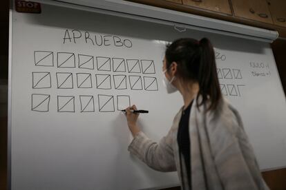 Una mujer lleva registro de los votos al comienzo del conteo en un colegio electoral en Santiago.