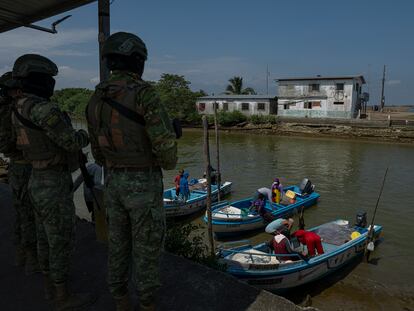 Militares vigilan Puerto Conchero luego de las masacres, el 20 de junio.