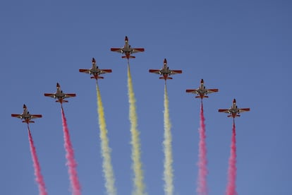 La Patrulla Águila dibujaba los colores de la bandera española en el arranque del desfile. 