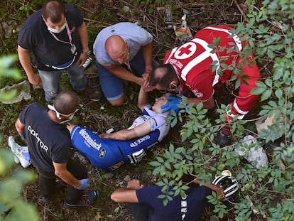 Remco Evenepoel, atendido este sábado por personal médico y miembros de su equipo tras una dura caída en el Giro de Lombardía.