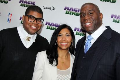 EJ Johnson junto a sus padres, Lisa y Magic Johnson.