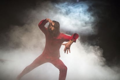 Cédric Charron executa el solo de Jan Fabre, un provocador de l'escena