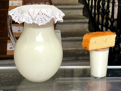 El famoso 'vasuco' de leche con bizcocho casero, de Casa Quevedo.