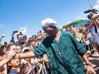 Ronaldo de Assis Moreira, 'Ronaldinho', saluda este sábado a aficionados en el nuevo paseo de la fama de Castelldefels, que también ha homenajeado al presidente del FC Barcelona, Joan Laporta.