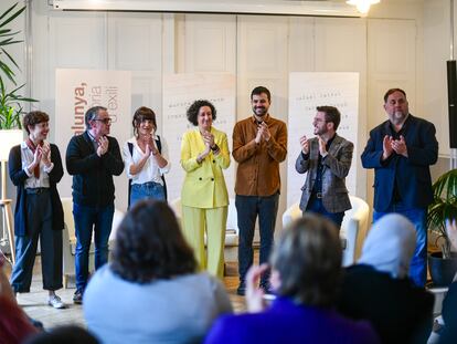 En el centro y vestida de amarillo, Marta Rovira, durante un mitin de ERC celebrado en Ginebra (Suiza) en abril de 2024.