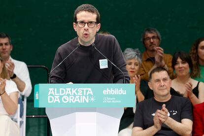 El candidato de EH Bildu a lehendakari, Pello Otxandiano, interviene este sábado en el mitin de su partido en Tolosa (Gipuzkoa). Detrás, a la derecha, Arnaldo Otegi.