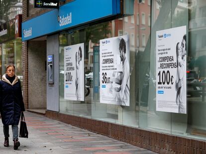 Una mujer pasa por delante de una oficina del Banco Sabadell en Madrid.