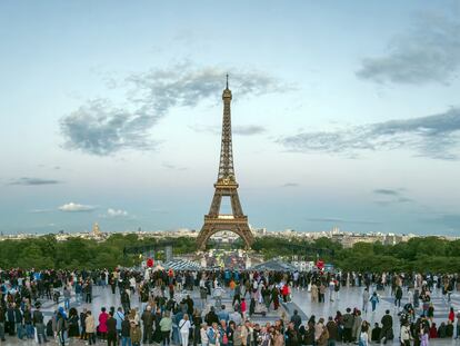 Ambiente cerca de la Torre Eiffel de París, el 27 de mayo.