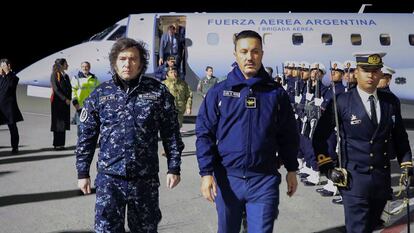 Javier Milei y el ministro de Defensa argentino, Luis Petri, antes de una reunión con una comandante de las Fuerzas Armadas de Estados Unidos, el 5 de marzo.