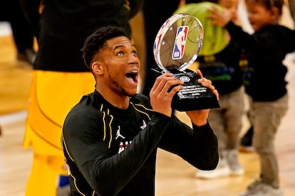 Antetokounmpo, con el premio al MVP del All Star.