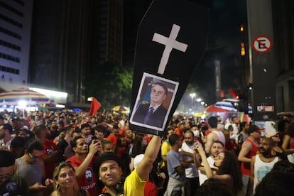 Simpatizantes de Lula celebran en las calles el triunfo del candidato de izquierdas cuando aún no había finalizado el recuento de votos en la segunda vuelta de las elecciones en Brasil.