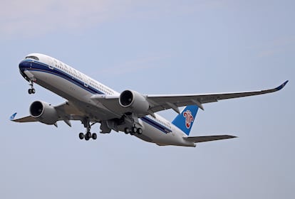 Prueba y primer vuelo del avión Airbus A350-941 de China Southern Airlines, en julio de 2023.
