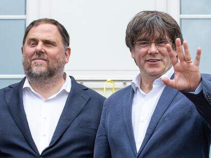 Oriol Junqueras y Carles Puigdemont, en el momento de su anterior reencuentro en Waterloo, en julio de 2021.