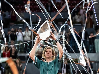 Rublev alza el trofeo de campeón en la Caja Mágica de Madrid.