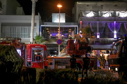 Los bomberos buscan posibles supervivientes, tras el colapso de un local de copas en Palma.