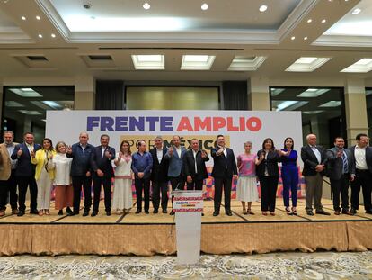 Integrantes del Frente Amplio por México en Ciudad de México, el 19 de junio.