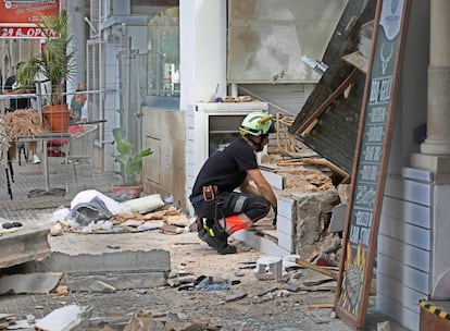 Un bombero mira en el interior del local siniestrado en Palma, el 24 de mayo. 