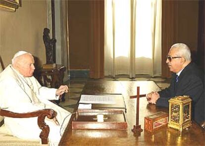 El papa Juan Pablo II charla con el viceprimer ministro iraquí, Tarek Aziz, en su biblioteca privada ayer en el Vaticano.