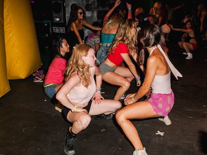 Mujeres bailan perreo, durante una fiesta en Williamsburg Park en Brooklyn, Nueva York.