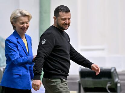 La presidenta de la Comisión Europa, Ursula von der Leyen, con el mandatario ucranio, Volodímir Zelenski, el 9 de mayo en Kiev.