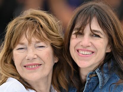 Jane Birkin y su hija Charlotte Gainsbourg, en el último Festival de Cannes, en julio.