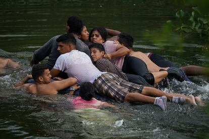 Migrantes cruzan el río Bravo en un colchón inflable hacia Estados Unidos desde Matamoros, México, el 9 de mayo de 2023.