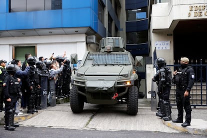 Operativo de seguridad traslada a Jorge Glass de la Unidad de Flagrancia en Quito, Ecuador, el 6 de abril, 2024.