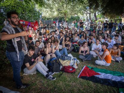 Asamblea de universitarios de Sevilla para decidor la acampada en apoyo al pueblo palestino, a principios de mayo.