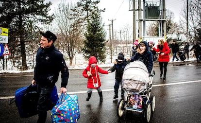 Una familia de refugiados ucranios cruzan la frontera con Rumania. El negro cariz que toma la crisis de refugiados se aprecia en el paso fronterizo de Siret. En apenas 24 horas se han levantado 16 tiendas de campaña de emergencia a muy pocos metros de la aduana y otra para refugiarse del frío justo a la salida de la aldea homónima. Se ven más puestos con comida, té, botellas de agua y pañales gratis para los recién llegados.