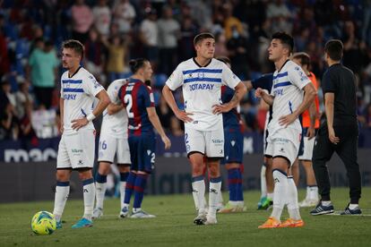 Los jugadores del Alavés, derrotados ante el Levante.