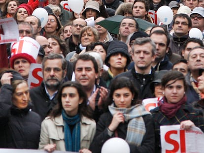Cargos del PP, entre ellos el actual presidente de la Xunta, Alfonso Rueda (el más alto de la segunda fila), en la manifestación convocada por el colectivo Galicia Bilingüe, contrario a la política de normalización del gallego en febrero de 2009 en Santiago de Compostela.