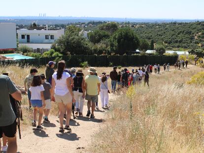 Los vecinos en la caminata de protesta por la zona protegida de Torrelodones.