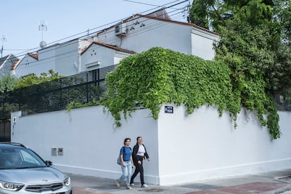 
Dos jóvenes pasean por la Colonia Parque Metropolitano.
