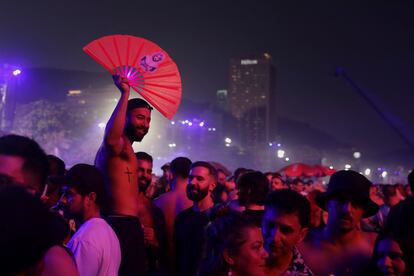 Aficionados en la playa durante el concierto.