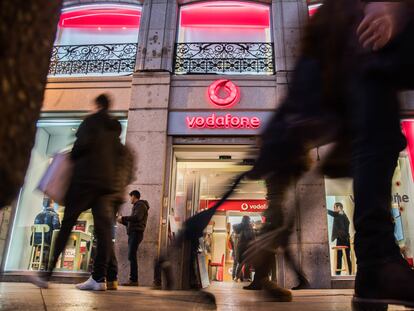 Una tienda de Vodafone, en la Puerta del Sol, en 2019.